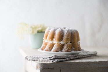 Gugelhupf gefüllt mit Holunderblütencreme - MYF001613