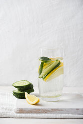 Ein Glas Wasser mit Zitronen- und Gurkengeschmack - MYF001619