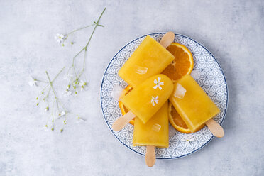 Dish with homemade orange popsicles - MYF001622