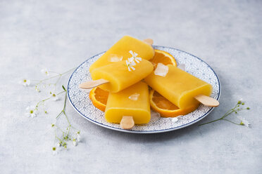 Dish with homemade orange popsicles - MYF001623