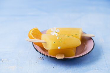 Schale mit selbstgemachtem Orangen-Eis am Stiel - MYF001625