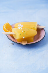 Bowl of homemade orange popsicles - MYF001626