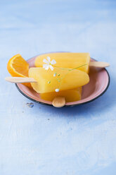 Schale mit selbstgemachtem Orangen-Eis am Stiel - MYF001626