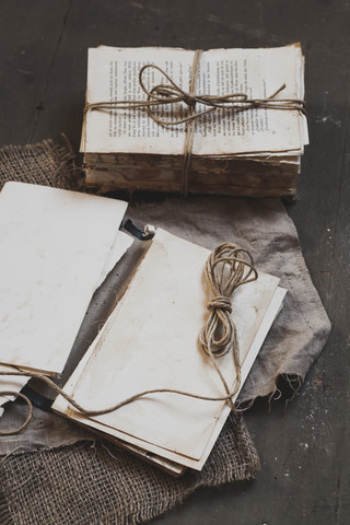 Altes Buch und Stapel von Papier auf Holz, lizenzfreies Stockfoto