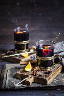 Glühwein mit Orangen und Gewürzen - SBDF002956