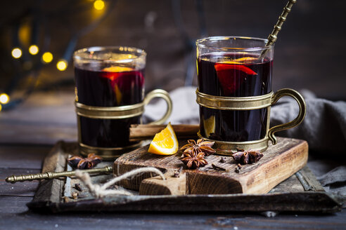 Glühwein mit Orangen und Gewürzen - SBDF002958