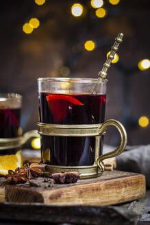 Glühwein mit Orangen und Gewürzen - SBDF002959