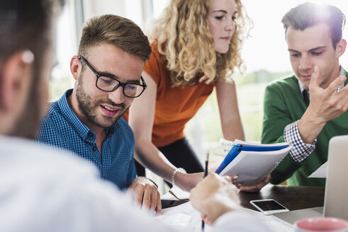 Young professionals having a meeting - UUF007864