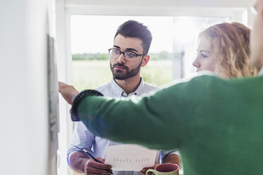 Kolleginnen und Kollegen im Büro bei einer Besprechung - UUF007891