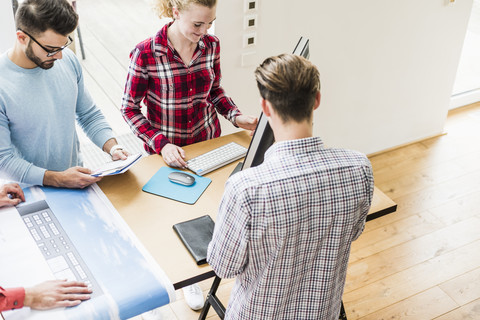 Junge Berufstätige, die im Büro arbeiten, lizenzfreies Stockfoto