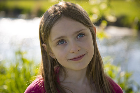 Porträt eines kleinen Mädchens in der Natur, lizenzfreies Stockfoto