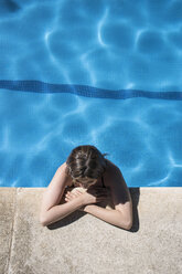 Frau in einem Schwimmbad, die sich am Rande entspannt - ABZF000742