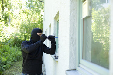 Einbrecher schlägt mit Brechstange Fenster ein - MAEF011860