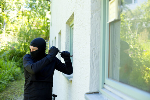 Einbrecher schlägt mit Brechstange Fenster ein - MAEF011861