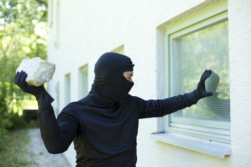 Einbrecher mit Stein schlägt Fenster ein - MAEF011864