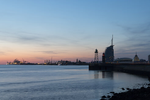 Deutschland, Bremerhaven, Weser bei Sonnenuntergang - SJF000172