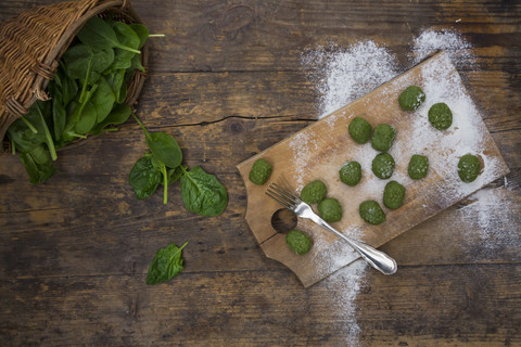 Zubereitung von Spinatgnocchi, lizenzfreies Stockfoto