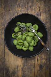 Teller mit hausgemachten Spinatgnocchi, zubereitet mit Salbeiblättern - LVF005027