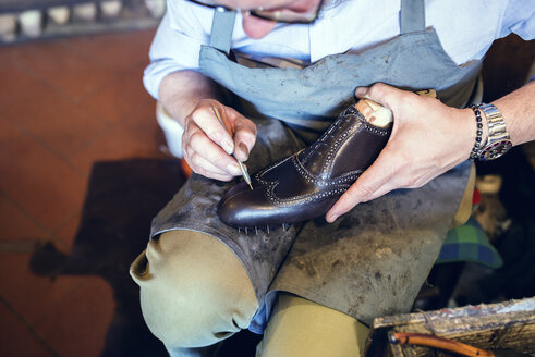 Schuster bei der Herstellung von Schuhen in seiner Werkstatt - FMOF000038
