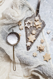 Selbstgebackene Weihnachtsplätzchen in Sternform - SBDF002976