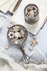 Selbstgebackene Weihnachtsplätzchen in Sternform - SBDF002977