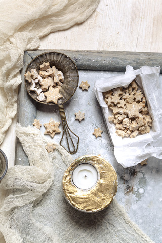 Selbstgebackene Weihnachtsplätzchen in Sternform, lizenzfreies Stockfoto