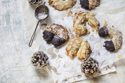 Selbstgebackene Weihnachtsplätzchen, Mandelhörnchen mit Puderzucker - SBDF002989