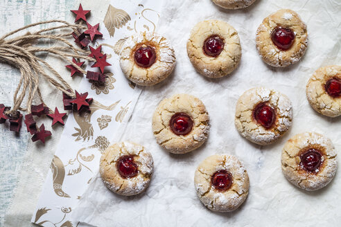 Selbstgebackene Weihnachtsplätzchen, Daumendruckplätzchen, saisonale Dekoration - SBDF002992