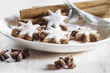 Home-baked Christmas cookies, cinnamon stars, star anise - SBDF002993