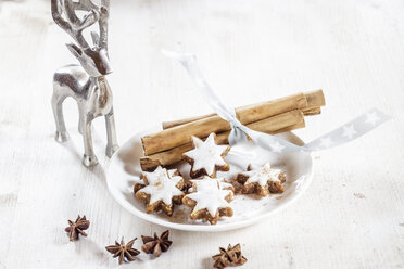 Selbstgebackene Weihnachtsplätzchen, Zimtsterne, Sternanis - SBDF002995