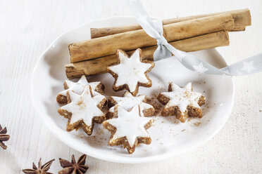 Home-baked Christmas cookies, cinnamon stars, star anise - SBDF002996