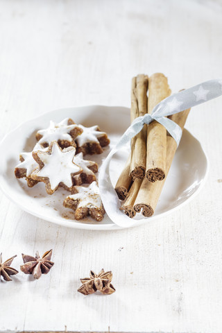 Selbstgebackene Weihnachtsplätzchen, Zimtsterne, Sternanis, lizenzfreies Stockfoto