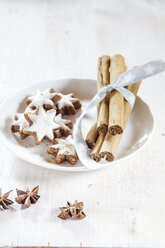 Home-baked Christmas cookies, cinnamon stars, star anise - SBDF002997