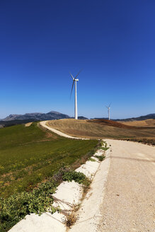 Spanien, Andalusien, Windkraftanlagen, Landstraße und Felder - SMAF000507