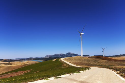 Spanien, Andalusien, Windkraftanlagen, Landstraße und Felder - SMAF000508