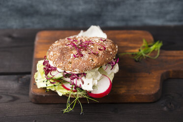 Veggie Burger, vegan, mit Salat, Rettich, Tomate, Basilikum, Halloumi und Schnittlauch - MYF001638