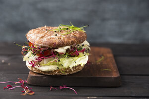Veggie Burger, vegan, mit Salat, Radieschen, Tomate, Schnittlauch - MYF001640
