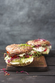 Veggie Burger, vegan, mit Salat, Radieschen, Tomate, Schnittlauch - MYF001641