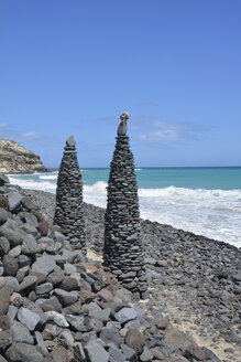 Spanien, Fuerteventura, zwei Steinskulpturen am Strand, Playa de Butihondo - AXF000784