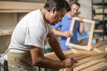 Zwei Männer arbeiten in einer Leinwandwerkstatt - ZEF008814