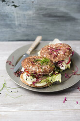 Veggie burger, wholemeal, vegan, with salad, radish, tomato, rock chives cress, yoghurt herb sauce - MYF001646