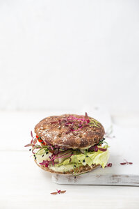 Veggie Burger, vegan, mit Salat, Radieschen, Tomate, Schnittlauch - MYF001648