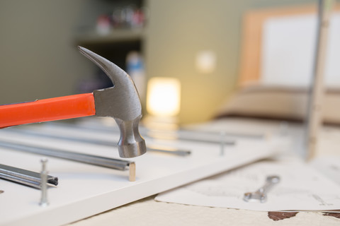 Hammer über Holzdübel, Zusammenbau von Möbeln, lizenzfreies Stockfoto