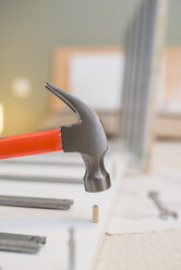 Hammer über Holzdübel, Zusammenbau von Möbeln - RAEF001254
