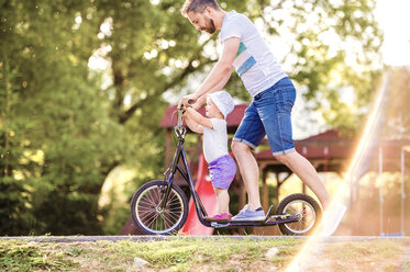 Vater und kleine Tochter zusammen auf einem Motorroller - HAPF000547