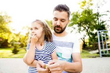 Vater und seine kleine Tochter zusammen in einem Park - HAPF000550