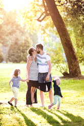 Glückliche Familie in einem Park - HAPF000582