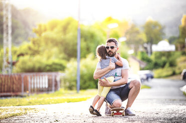 Vater und seine kleine Tochter umarmen sich gegenseitig - HAPF000586