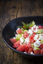 Salatschüssel mit Wassermelone, Gurke, Minze und Feta - LVF005033