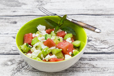 Salatschüssel mit Wassermelone, Gurke, Minze und Feta - LVF005037
